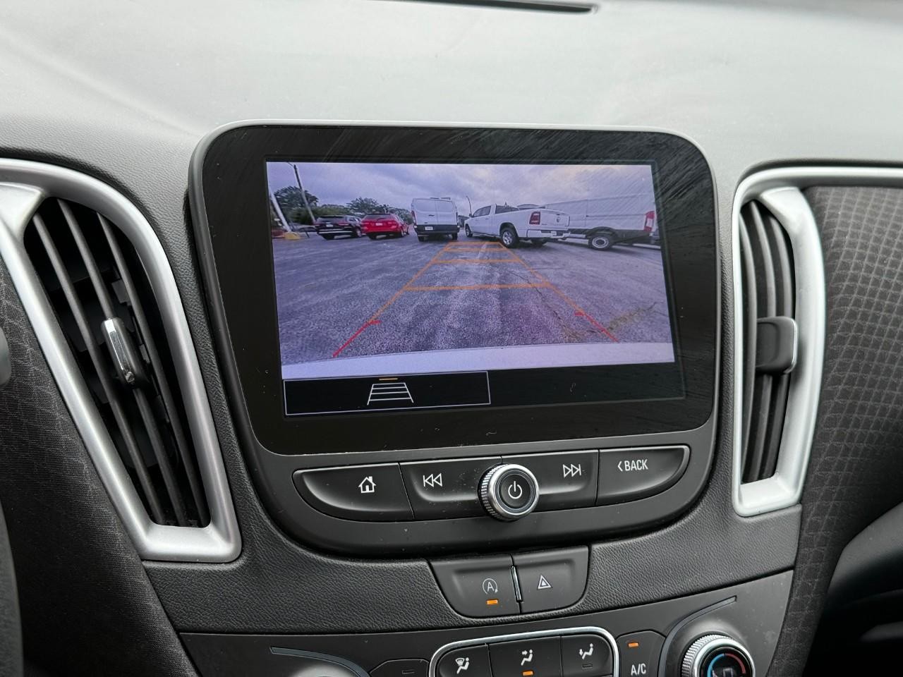 Chevrolet Malibu Vehicle Full-screen Gallery Image 18