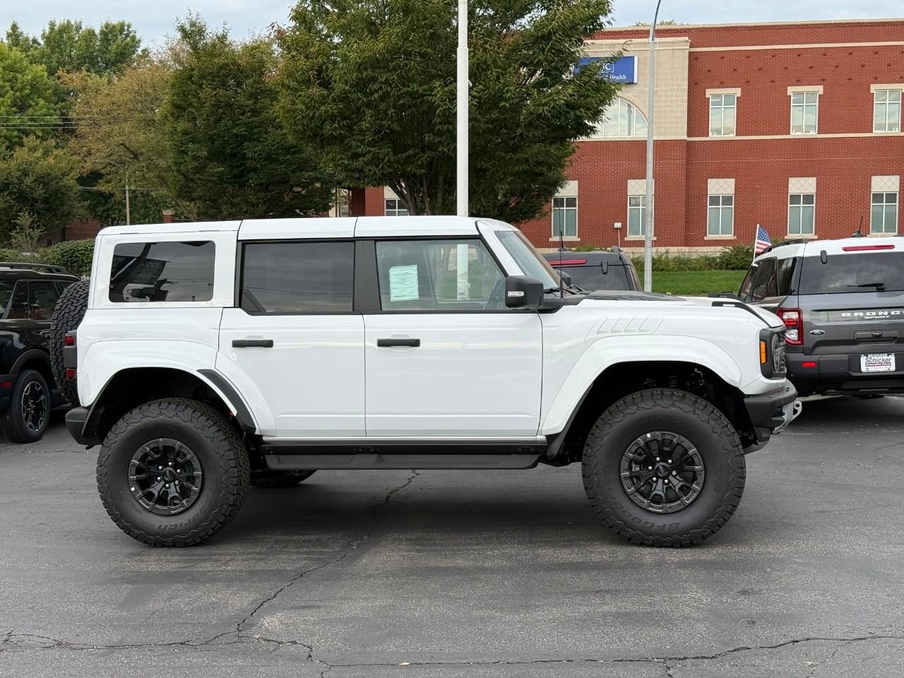 Ford Bronco Vehicle Full-screen Gallery Image 02