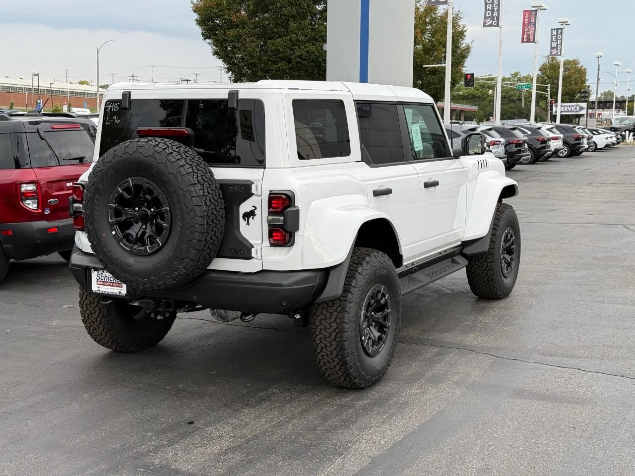 Ford Bronco Vehicle Full-screen Gallery Image 03