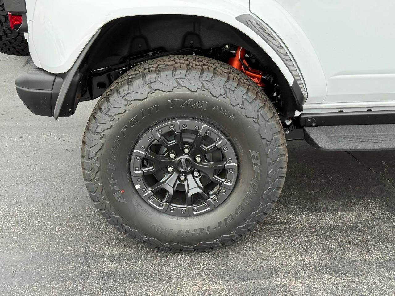 Ford Bronco Vehicle Full-screen Gallery Image 04