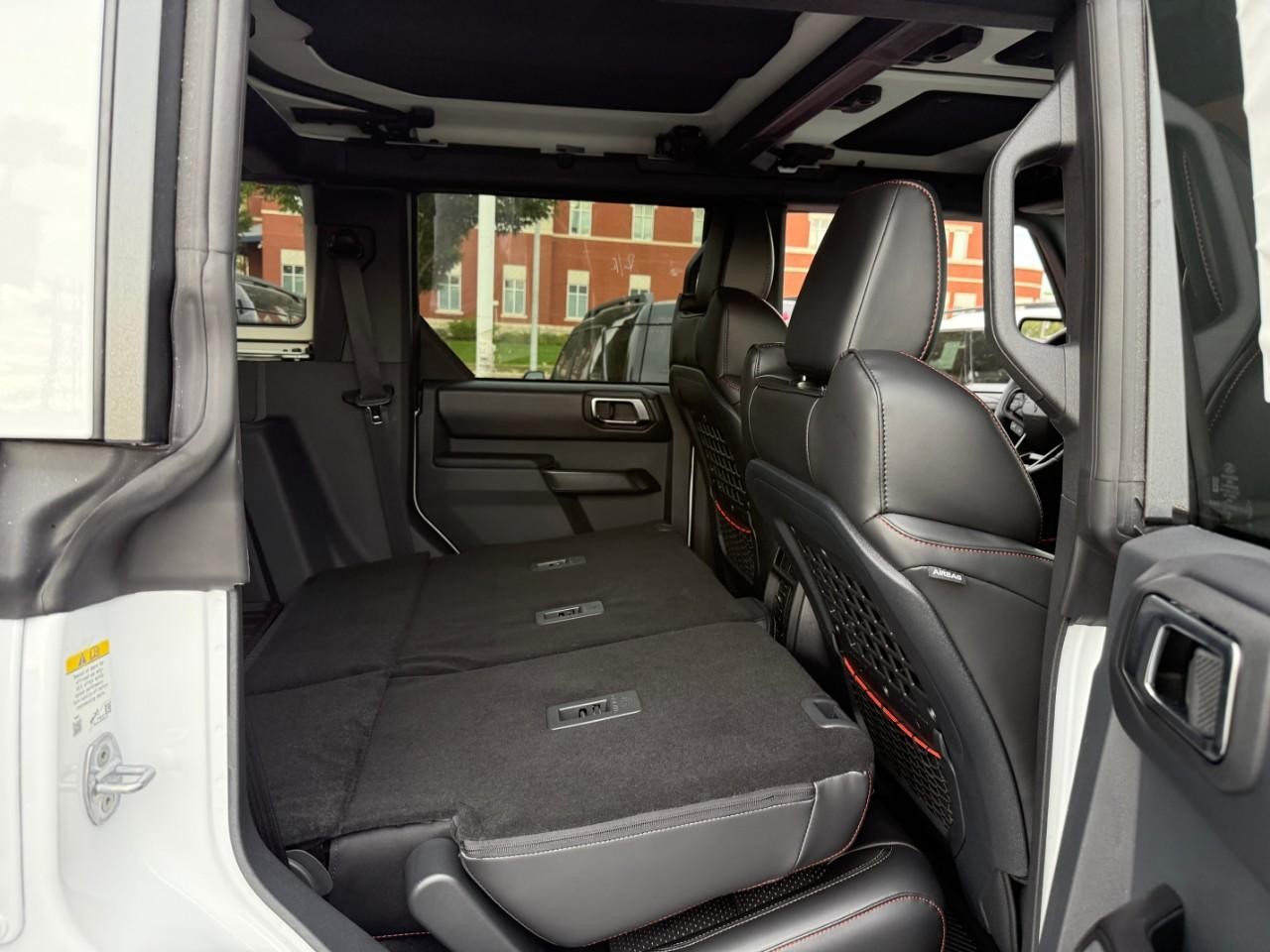 Ford Bronco Vehicle Full-screen Gallery Image 05