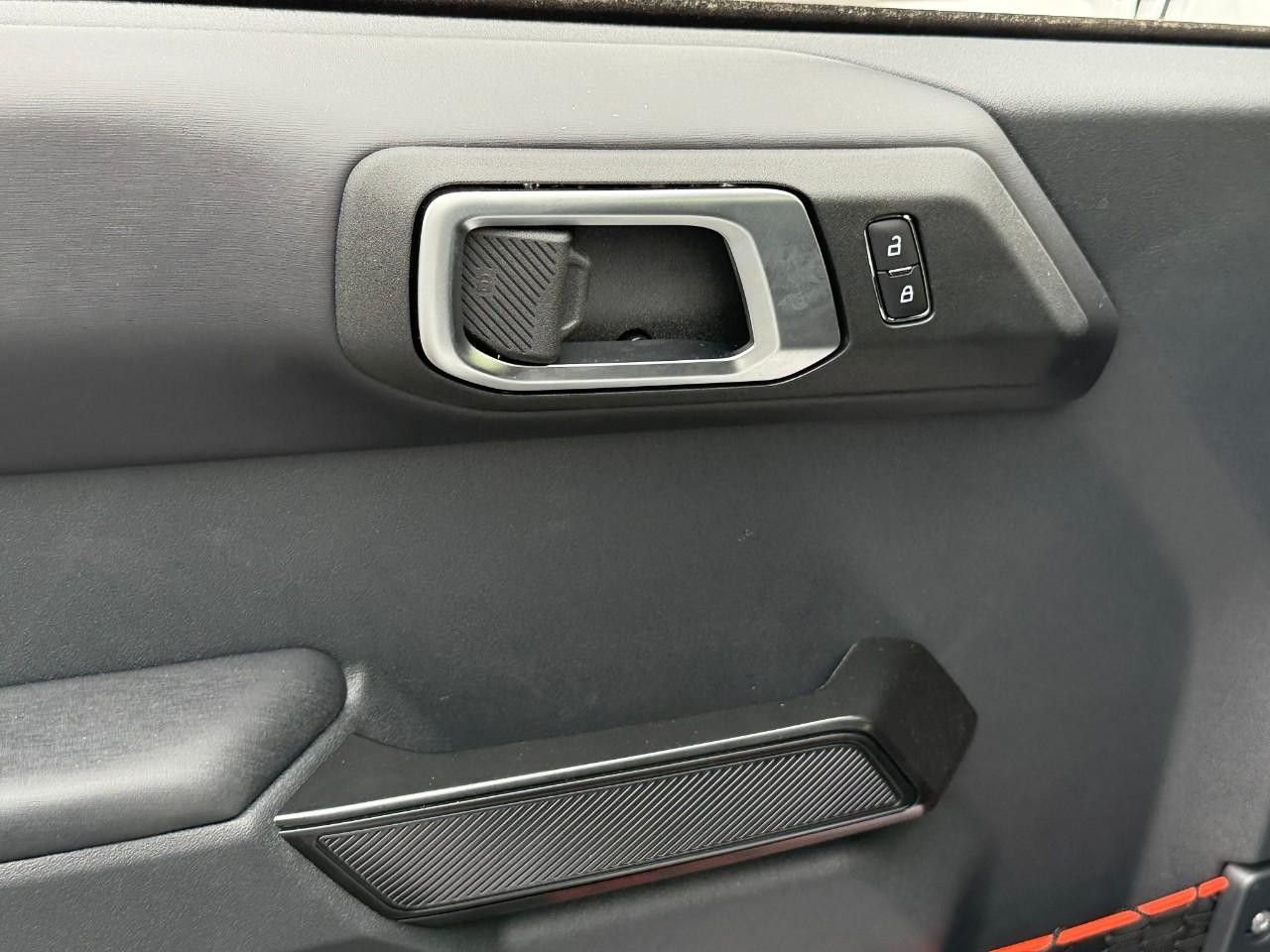 Ford Bronco Vehicle Full-screen Gallery Image 06