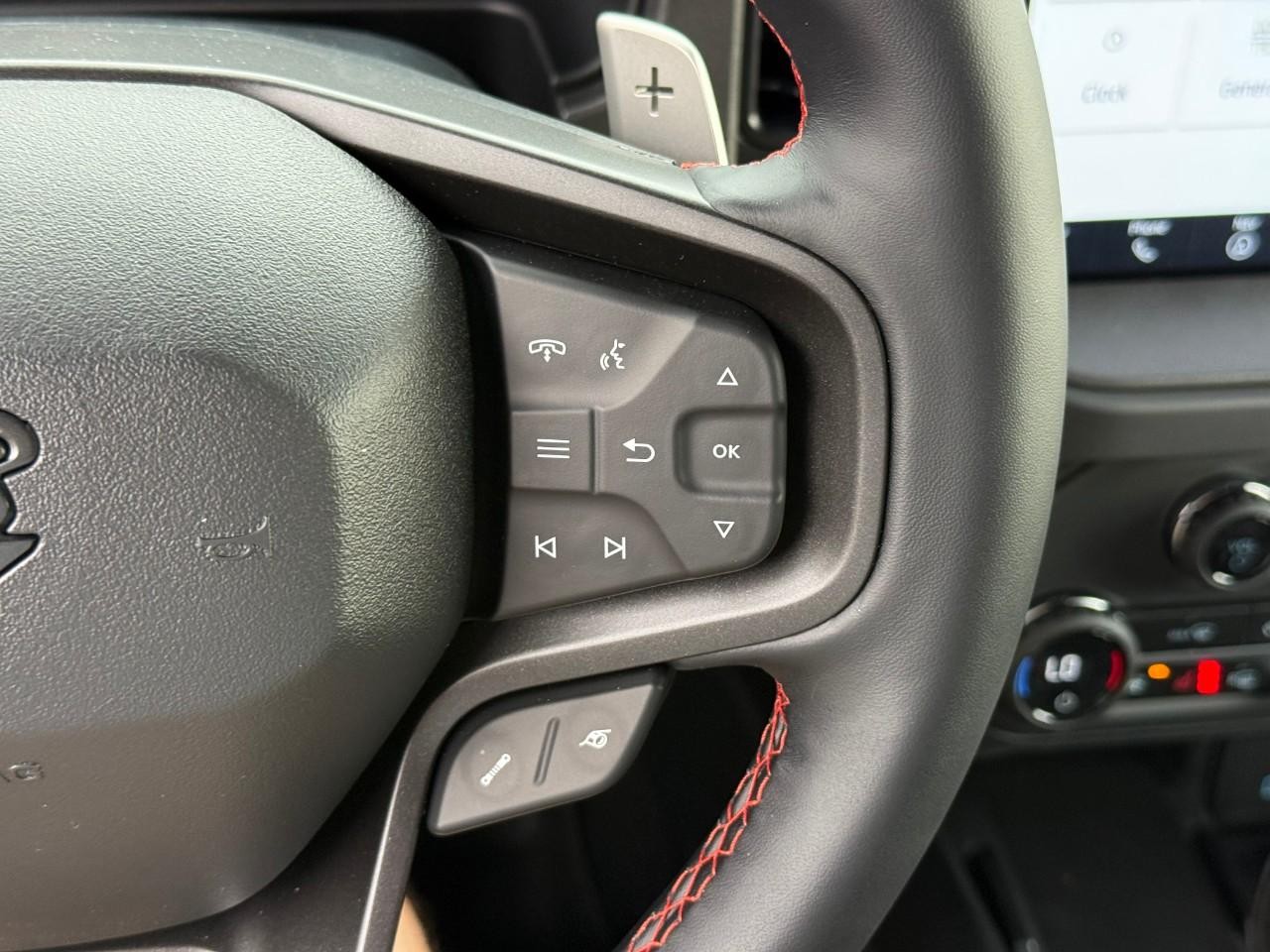 Ford Bronco Vehicle Full-screen Gallery Image 10