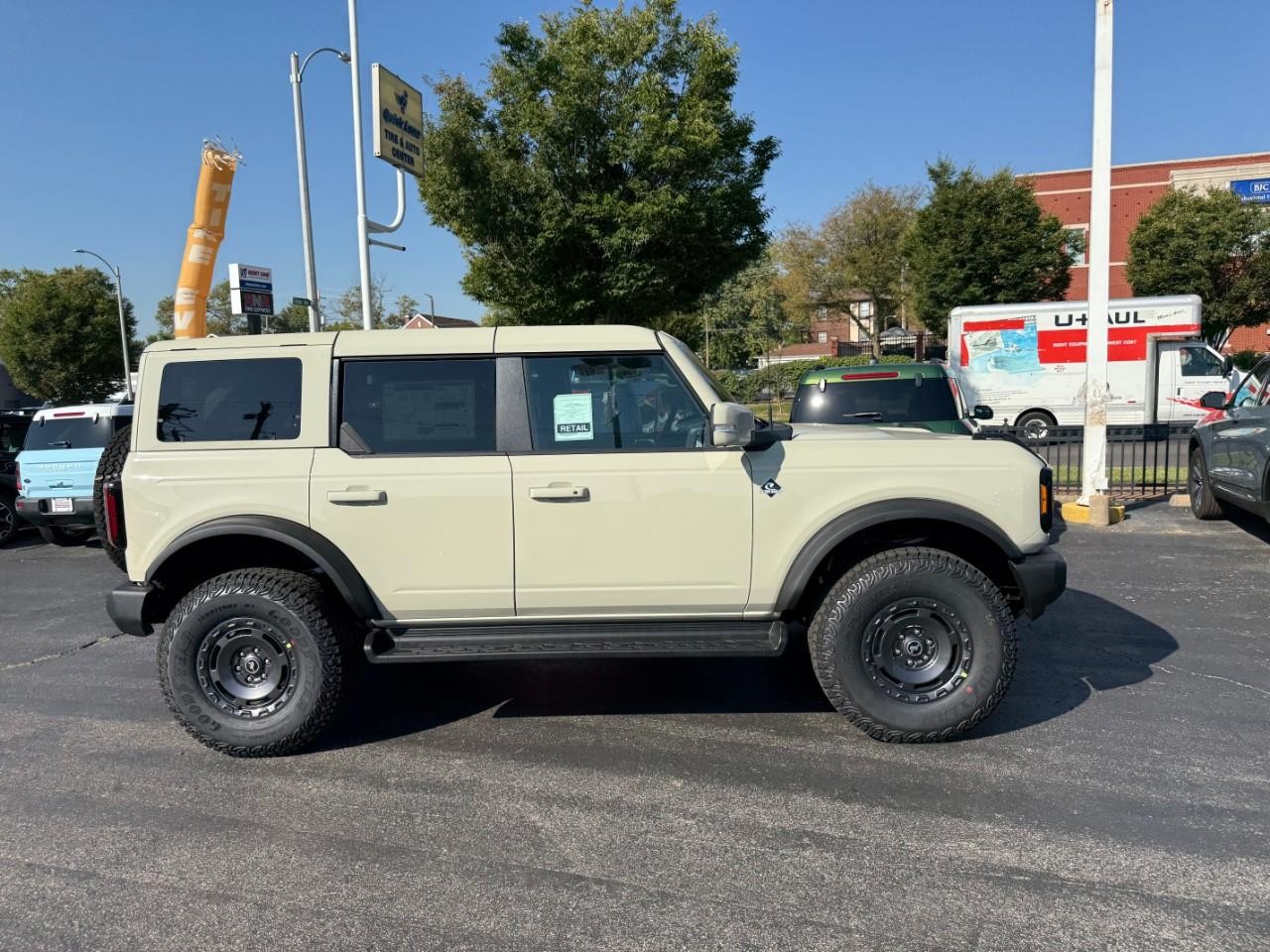 Ford Bronco Vehicle Full-screen Gallery Image 02