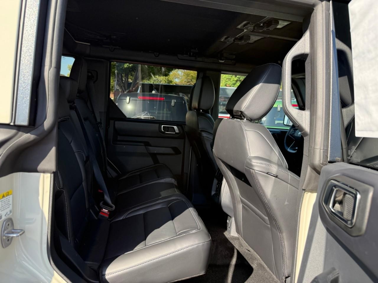 Ford Bronco Vehicle Full-screen Gallery Image 05