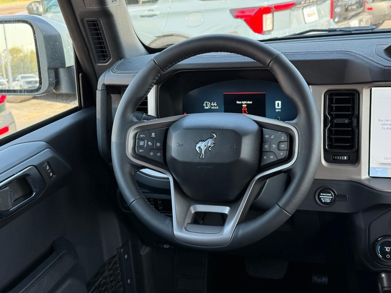 Ford Bronco Vehicle Full-screen Gallery Image 07