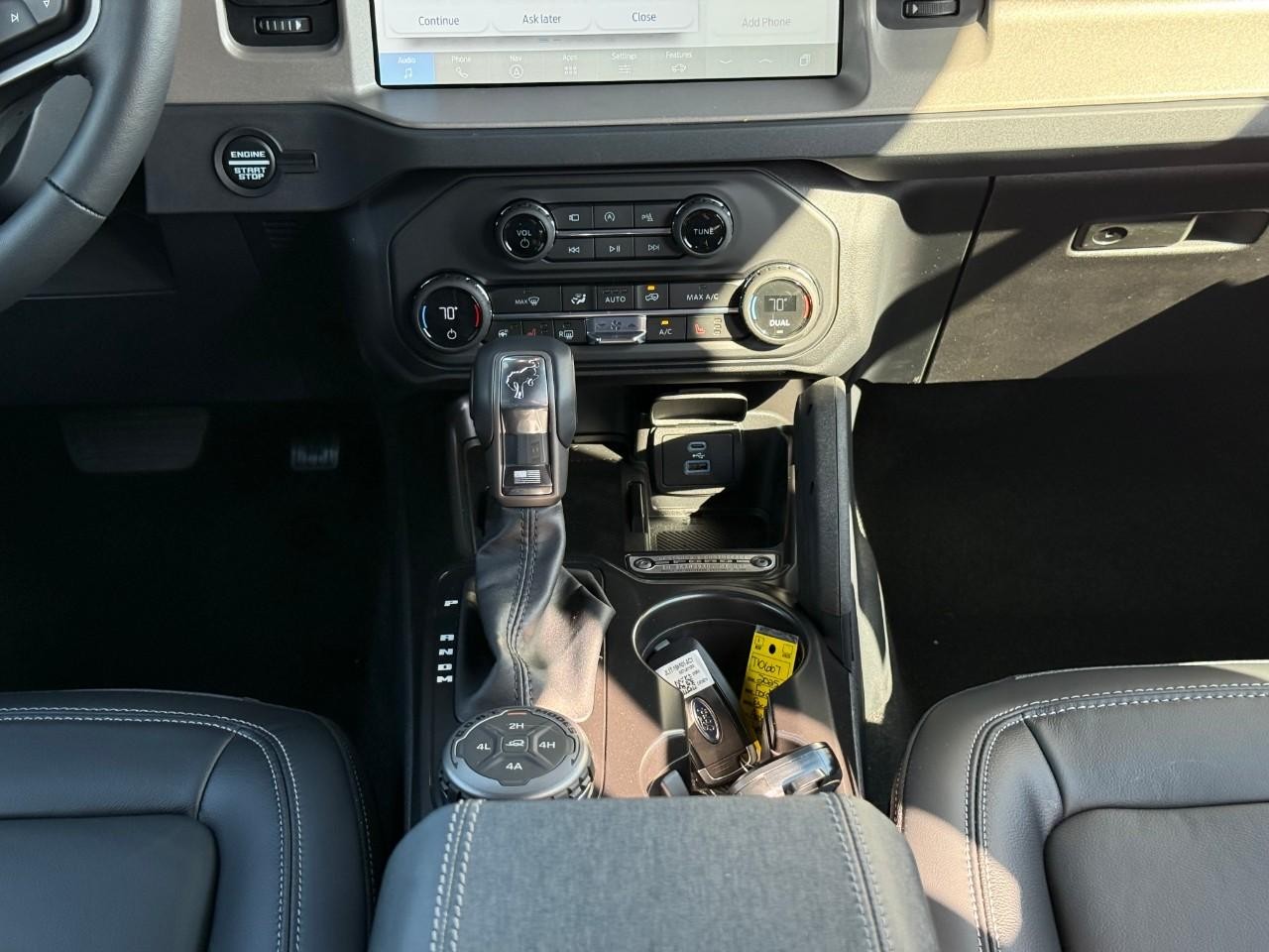 Ford Bronco Vehicle Full-screen Gallery Image 09