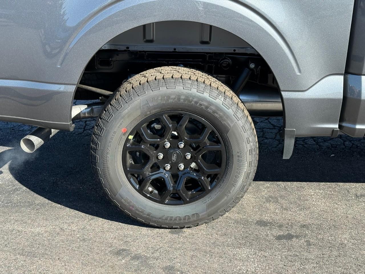 Ford F-150 Vehicle Full-screen Gallery Image 04