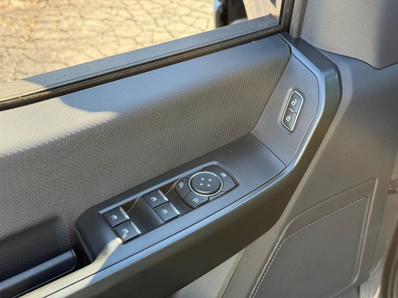 Ford F-150 Vehicle Full-screen Gallery Image 10