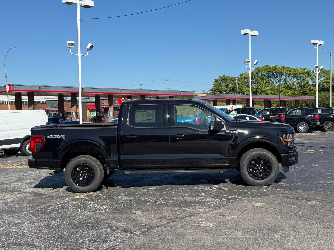 Ford F-150 Vehicle Full-screen Gallery Image 02