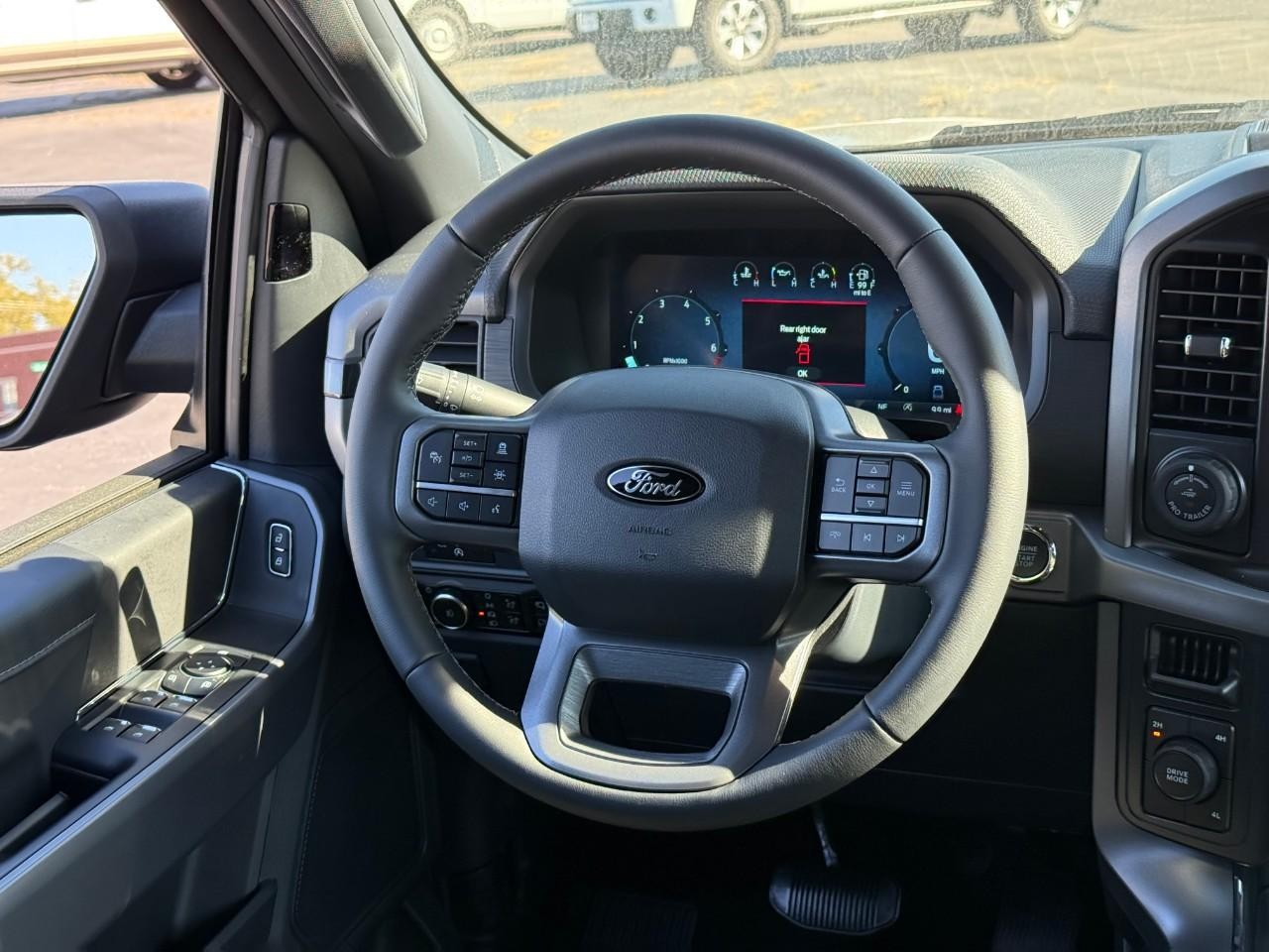 Ford F-150 Vehicle Full-screen Gallery Image 07