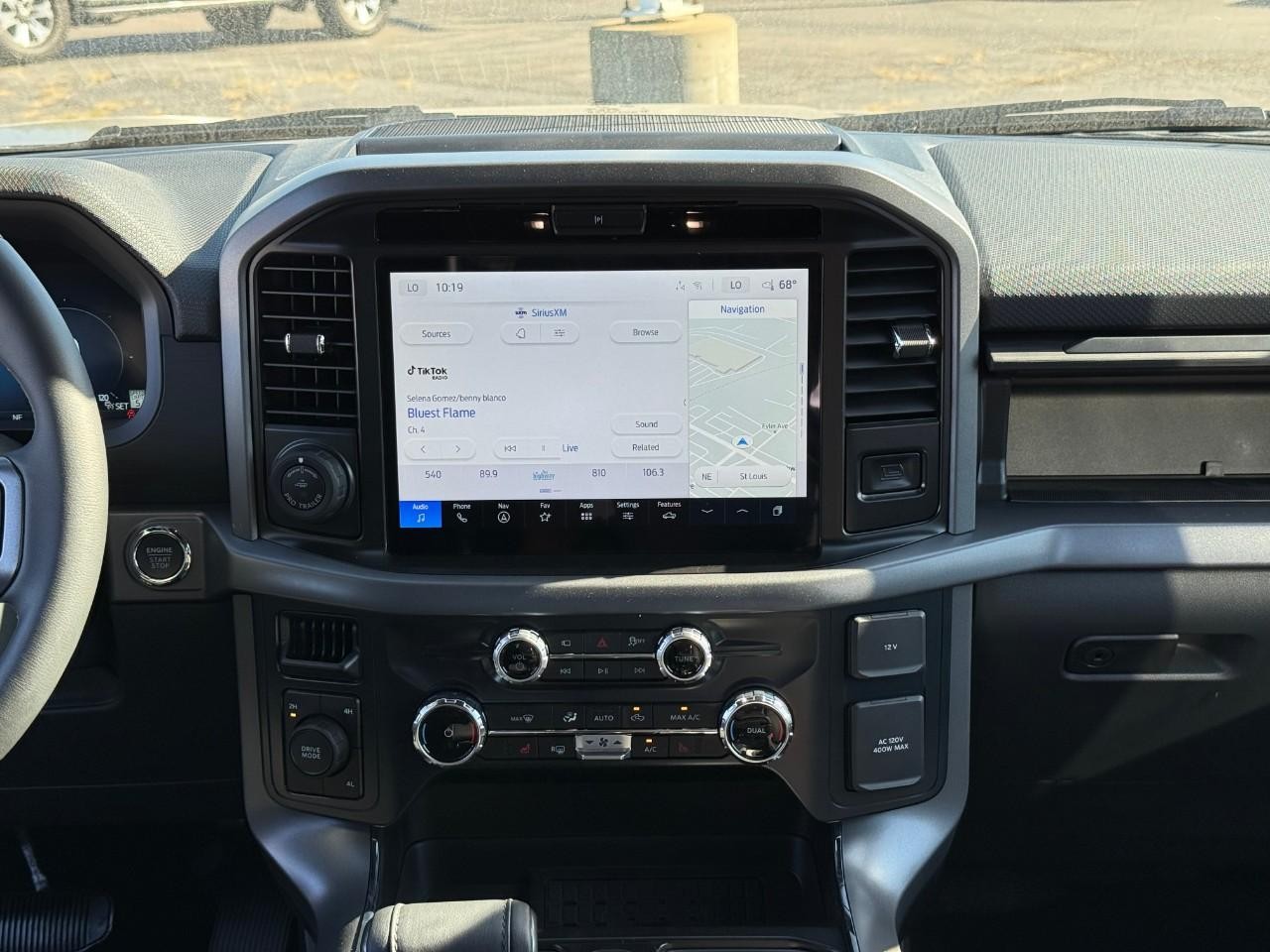 Ford F-150 Vehicle Full-screen Gallery Image 08