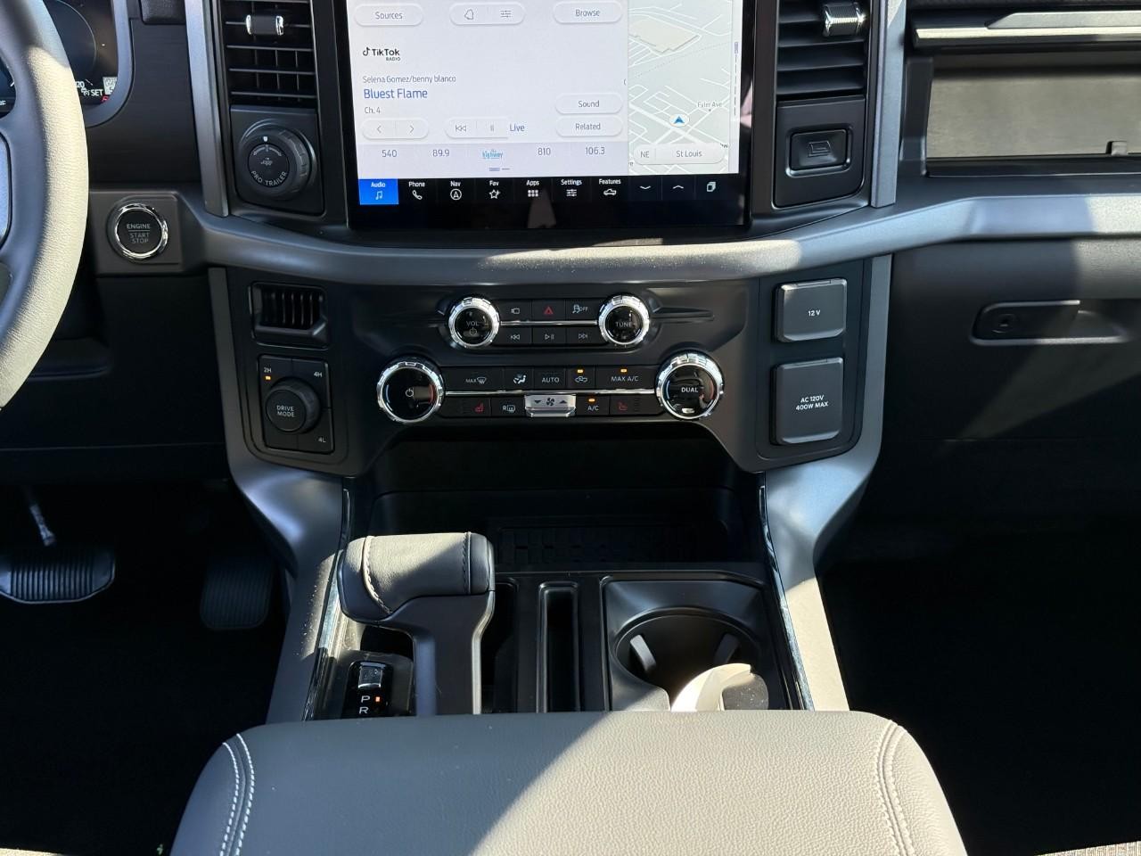 Ford F-150 Vehicle Full-screen Gallery Image 09