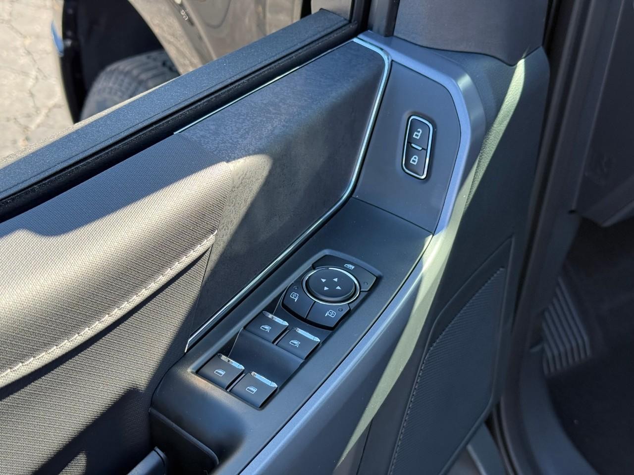 Ford F-150 Vehicle Full-screen Gallery Image 10