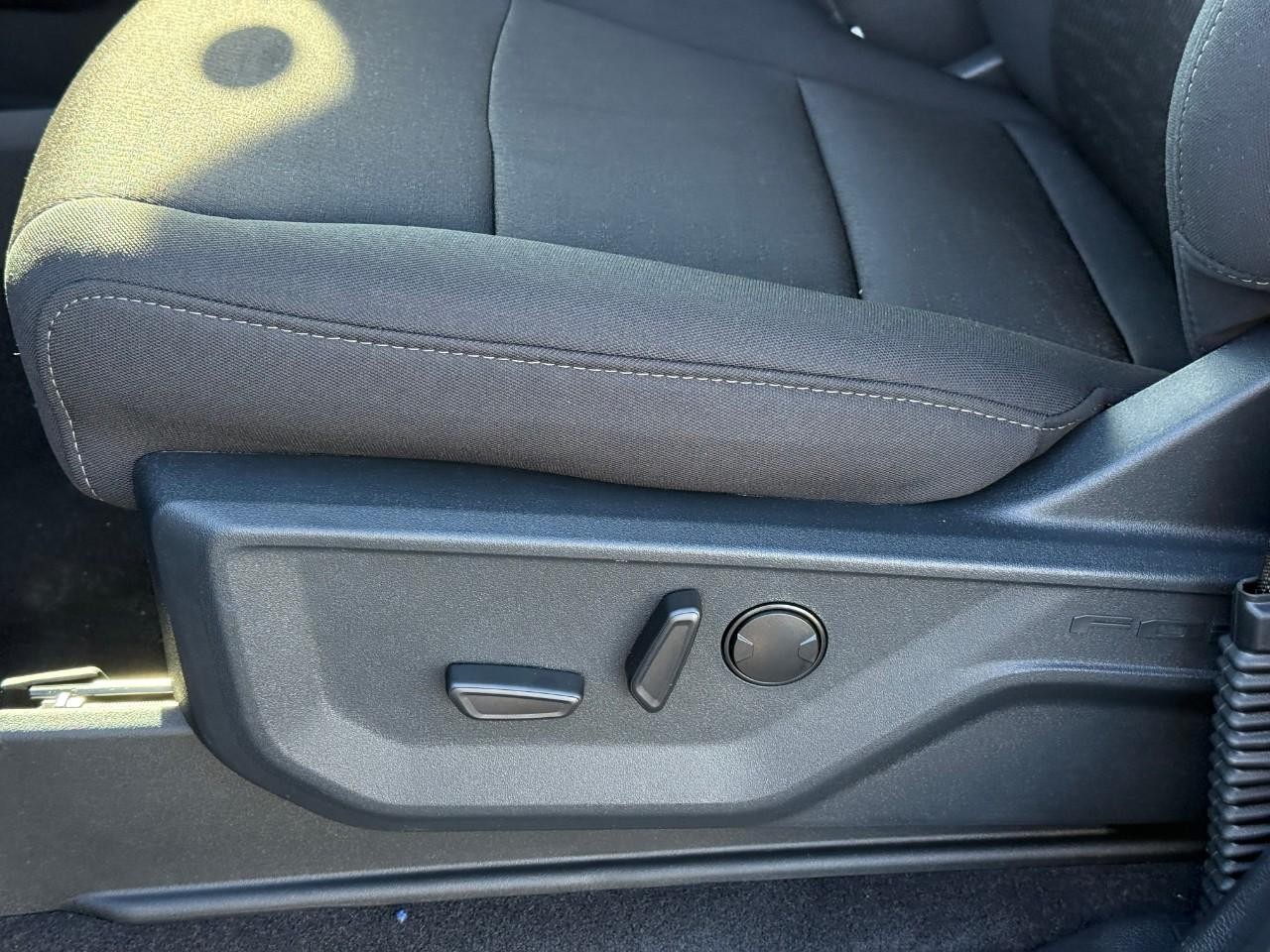 Ford F-150 Vehicle Full-screen Gallery Image 12