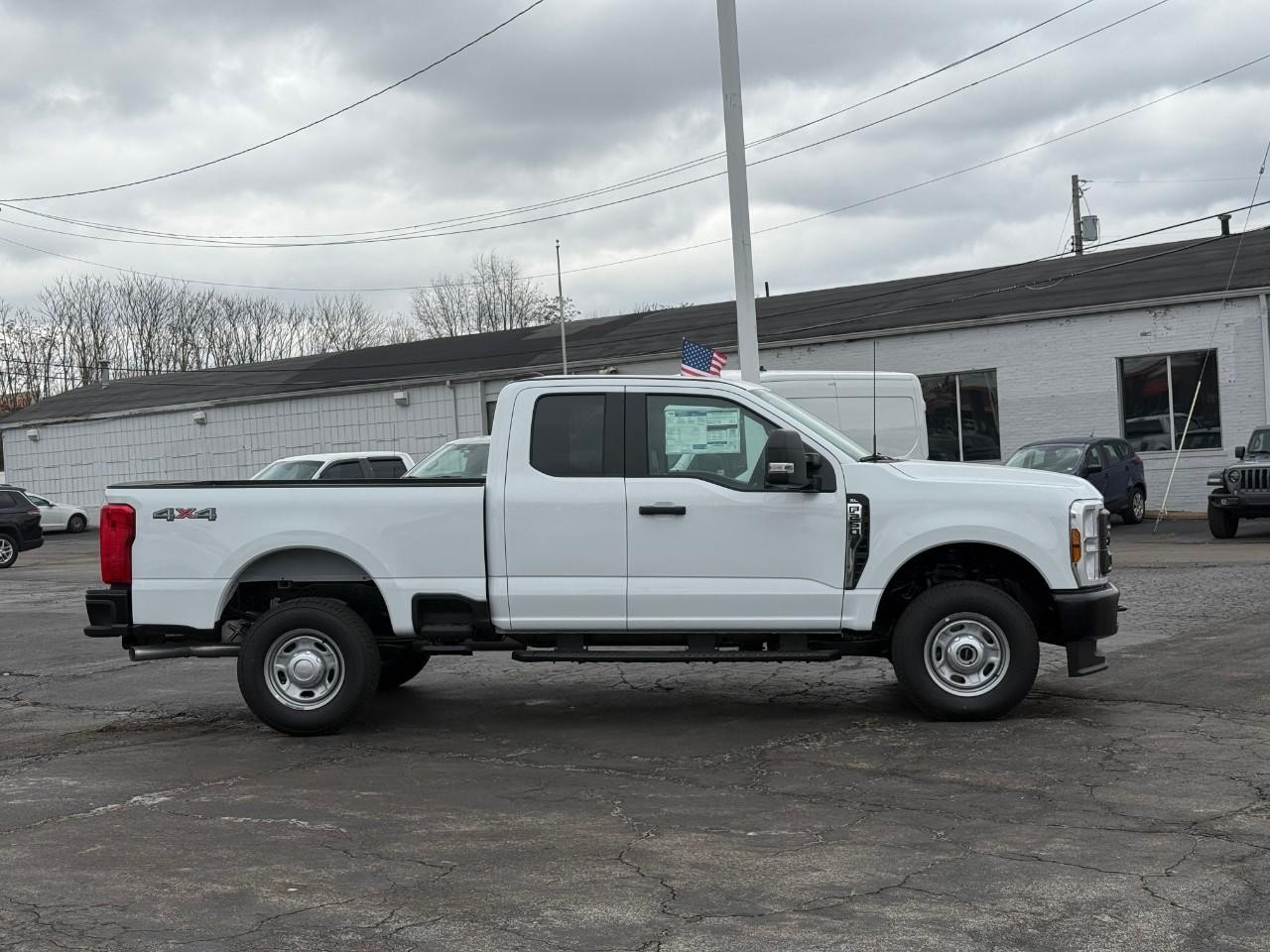 Ford Super Duty F-250 SRW Vehicle Full-screen Gallery Image 02