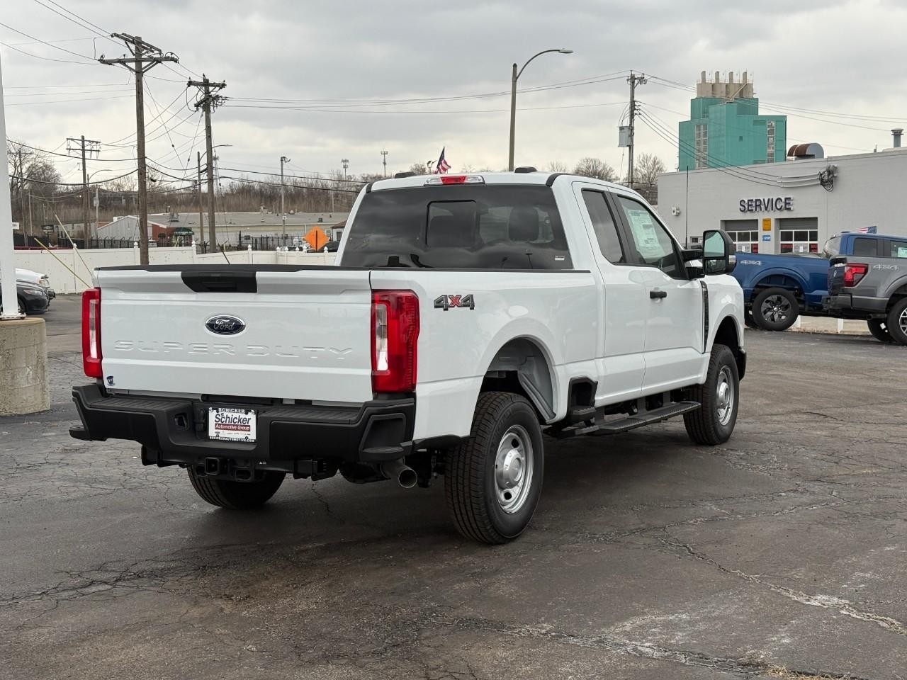Ford Super Duty F-250 SRW Vehicle Full-screen Gallery Image 03