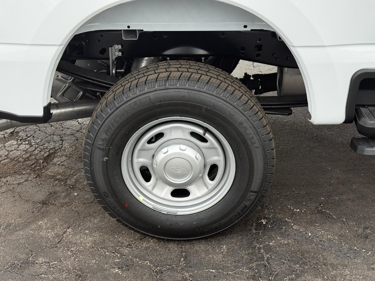 Ford Super Duty F-250 SRW Vehicle Full-screen Gallery Image 04