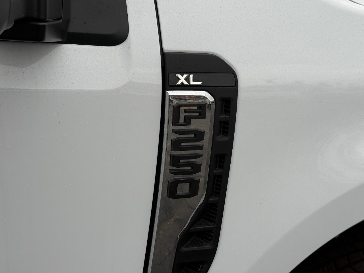 Ford Super Duty F-250 SRW Vehicle Full-screen Gallery Image 05