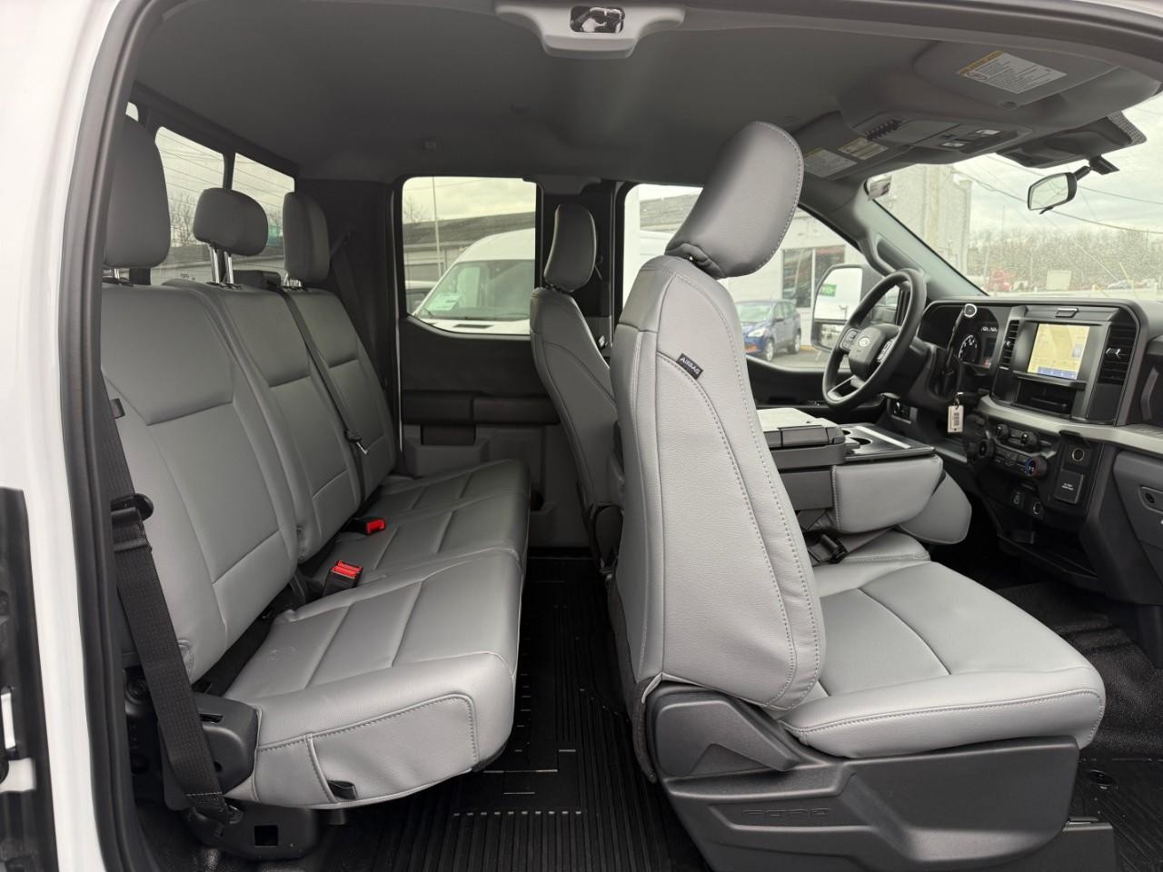 Ford Super Duty F-250 SRW Vehicle Full-screen Gallery Image 06