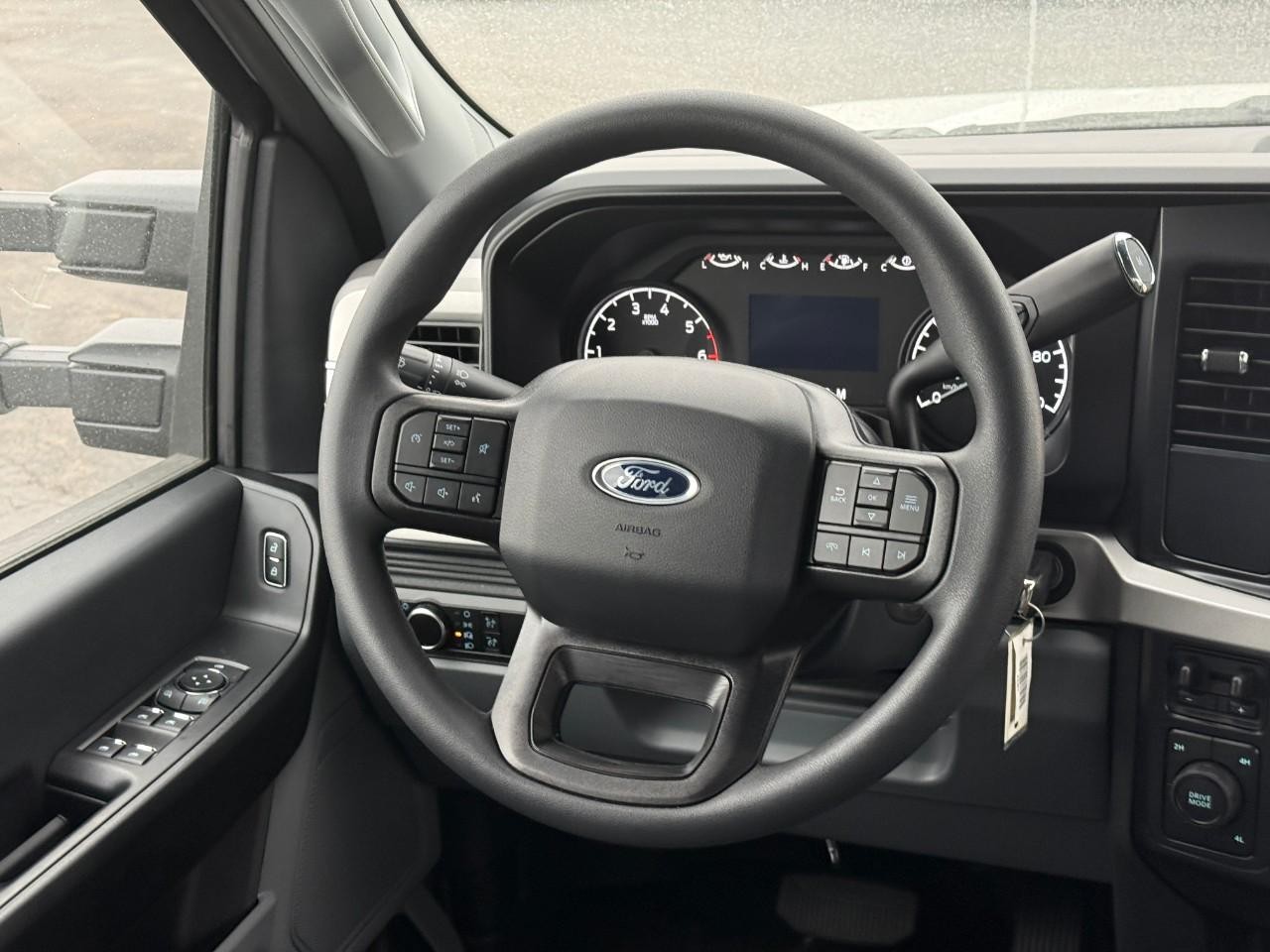 Ford Super Duty F-250 SRW Vehicle Full-screen Gallery Image 08
