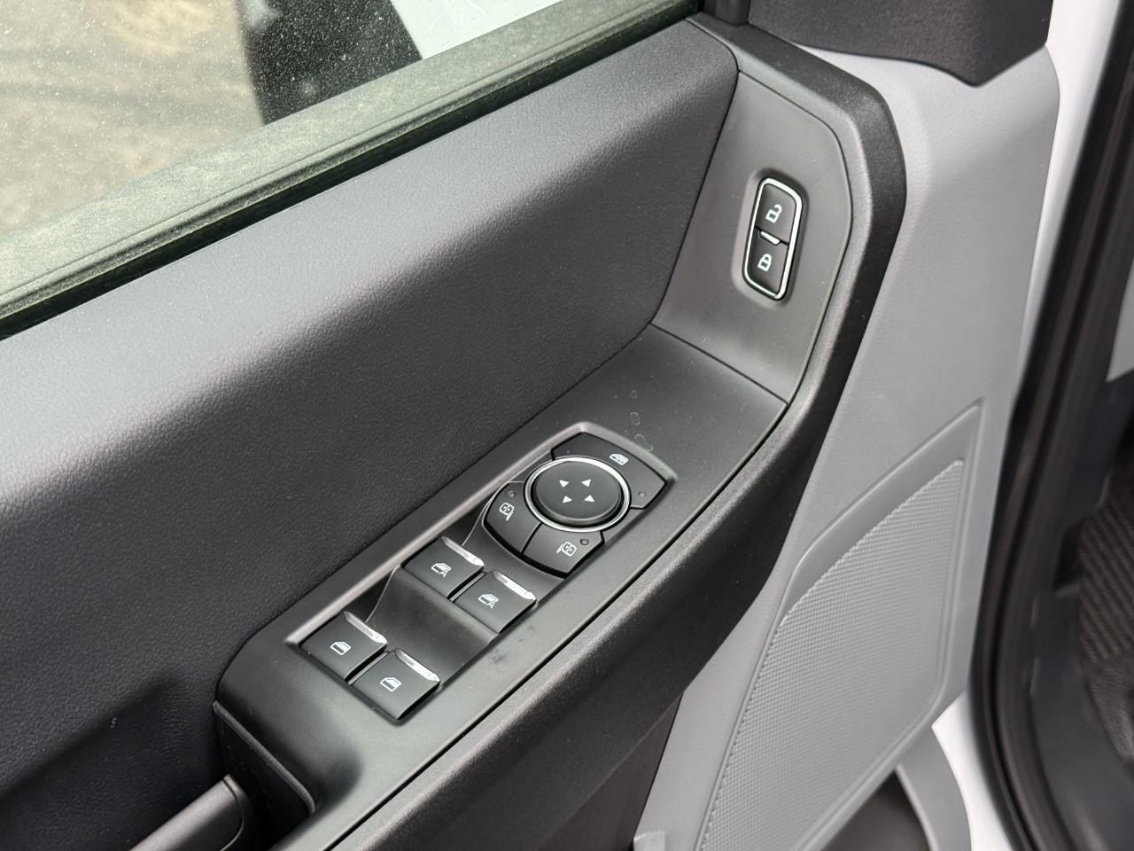 Ford Super Duty F-250 SRW Vehicle Full-screen Gallery Image 11