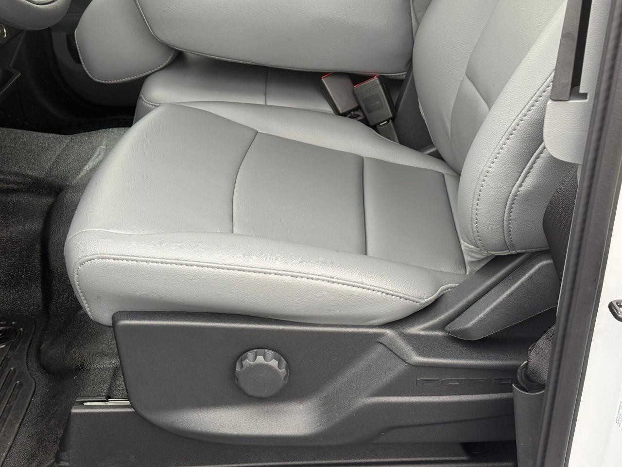 Ford Super Duty F-250 SRW Vehicle Full-screen Gallery Image 12