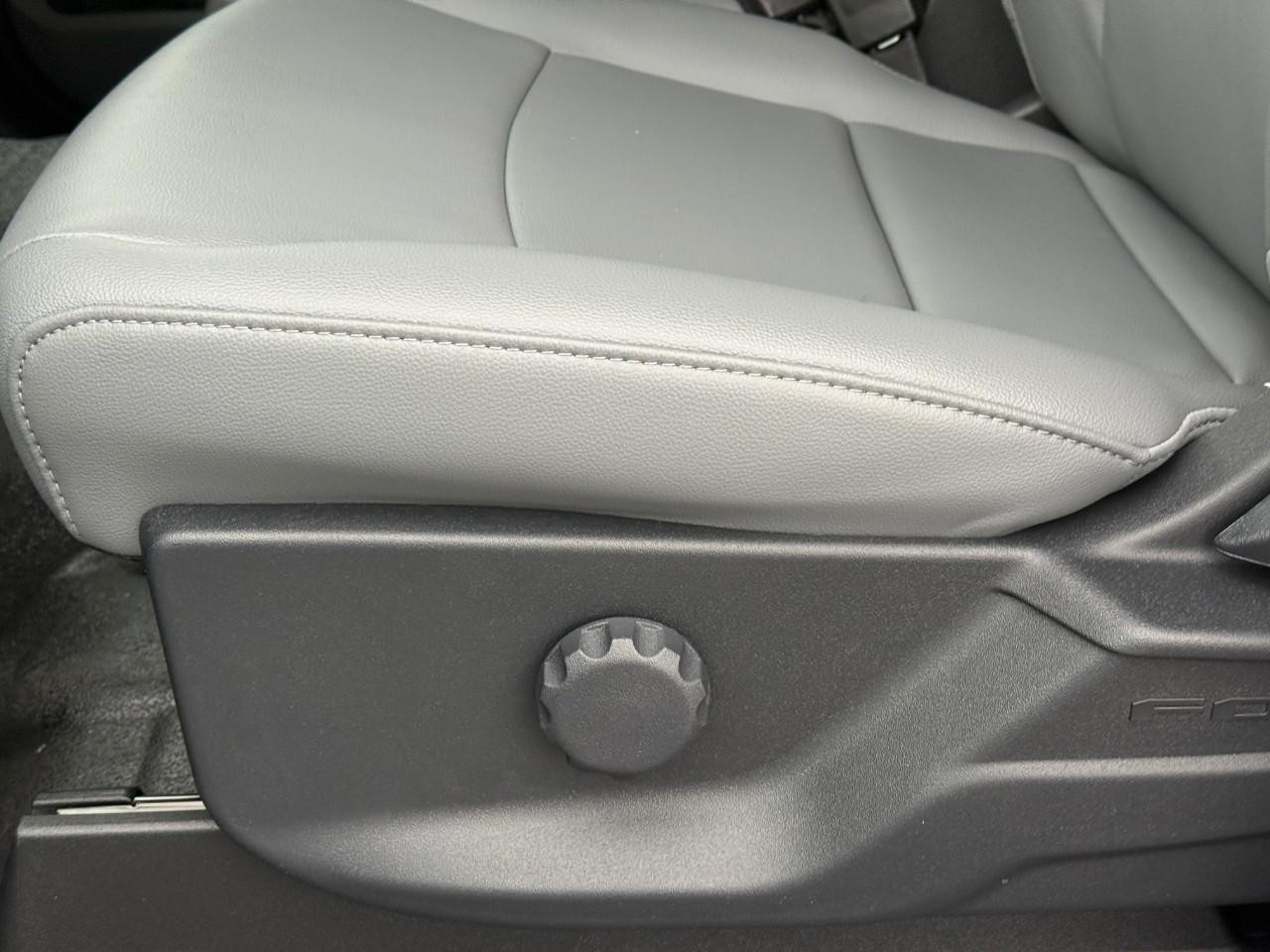 Ford Super Duty F-250 SRW Vehicle Full-screen Gallery Image 13