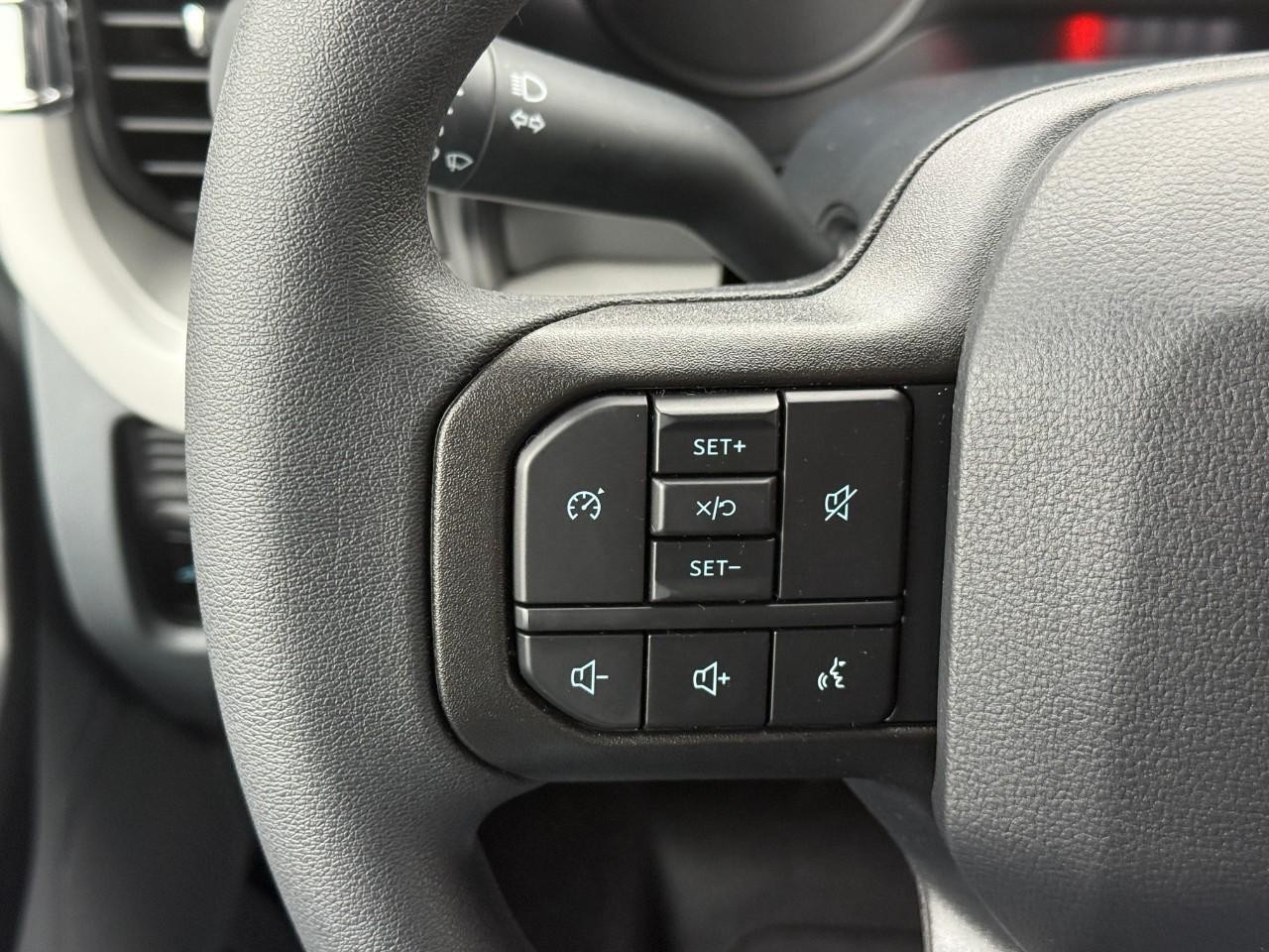 Ford Super Duty F-250 SRW Vehicle Full-screen Gallery Image 14