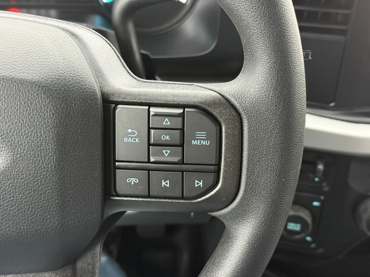 Ford Super Duty F-250 SRW Vehicle Full-screen Gallery Image 15