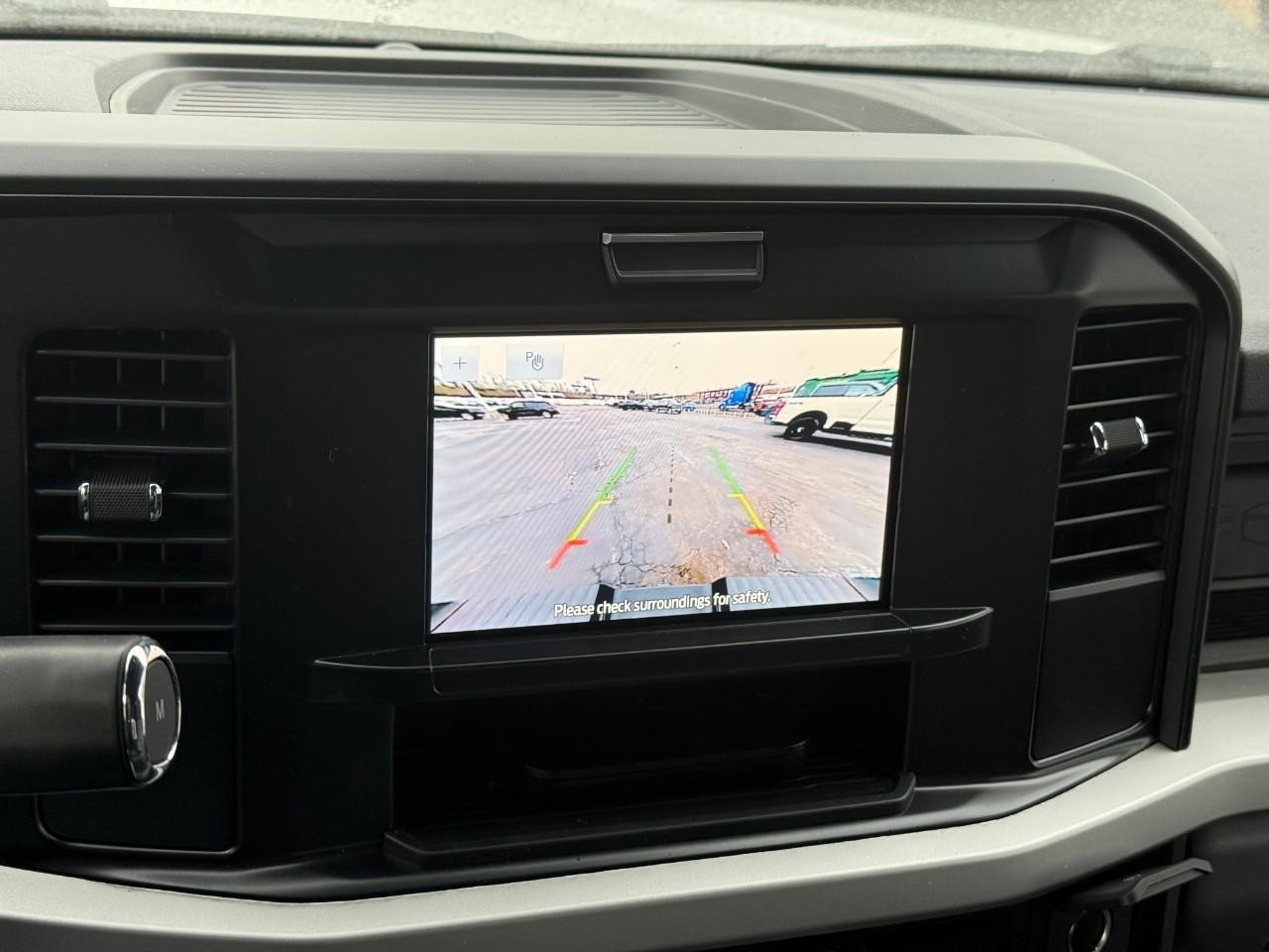 Ford Super Duty F-250 SRW Vehicle Full-screen Gallery Image 16