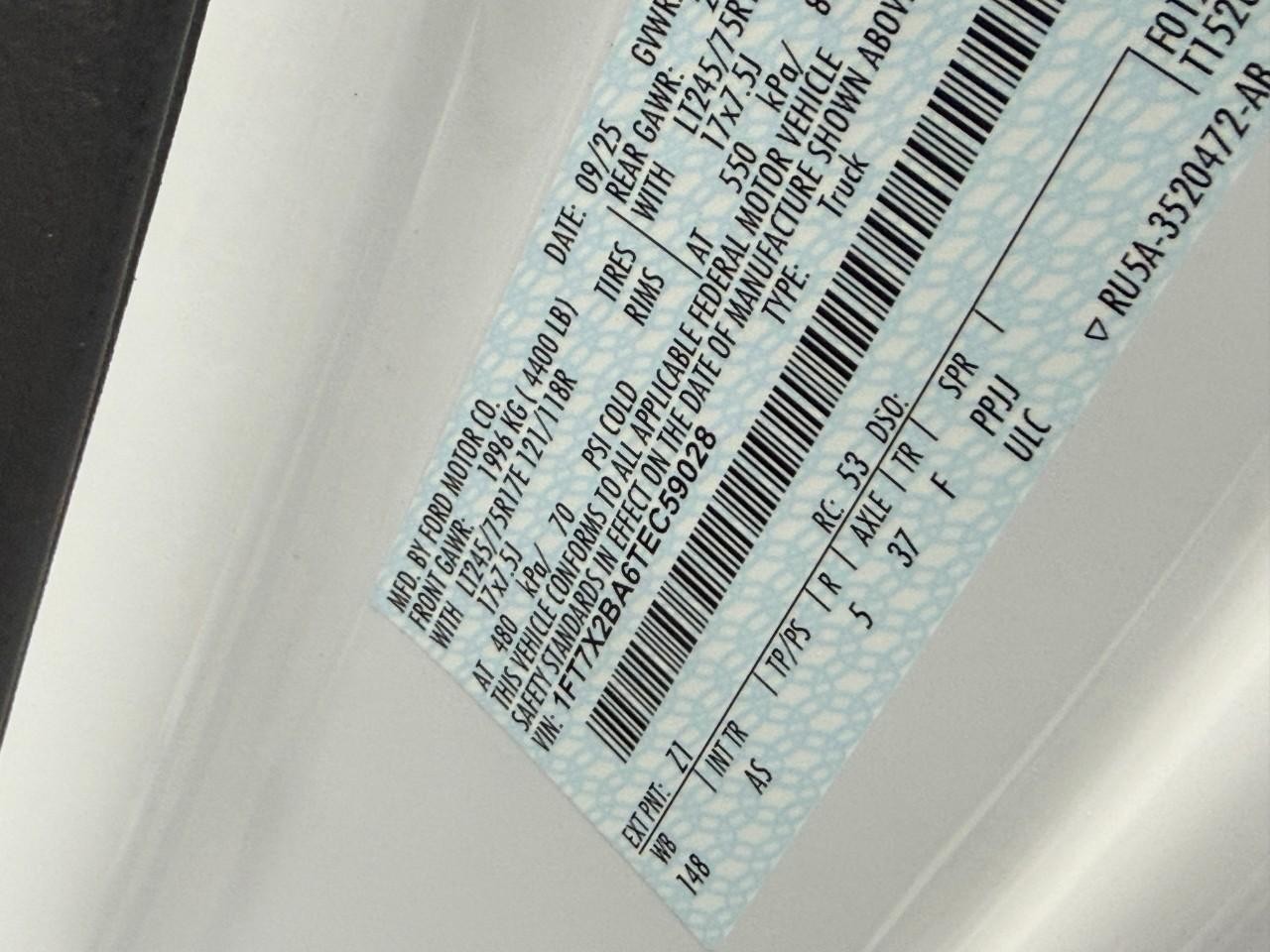 Ford Super Duty F-250 SRW Vehicle Full-screen Gallery Image 17