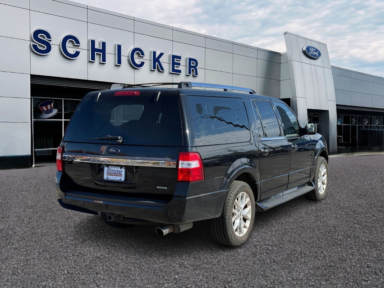 Ford Expedition EL Vehicle Full-screen Gallery Image 02