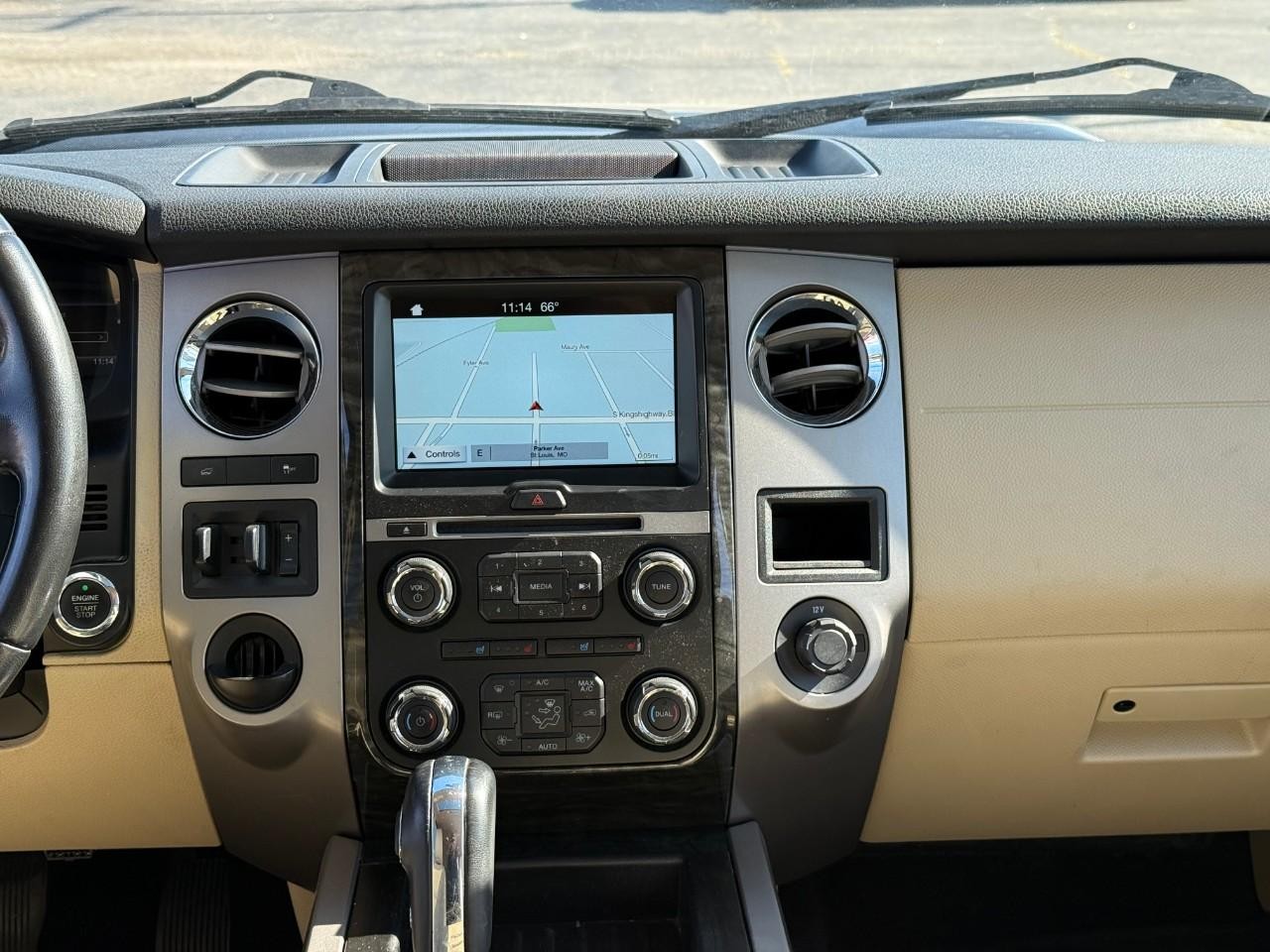 Ford Expedition EL Vehicle Full-screen Gallery Image 09