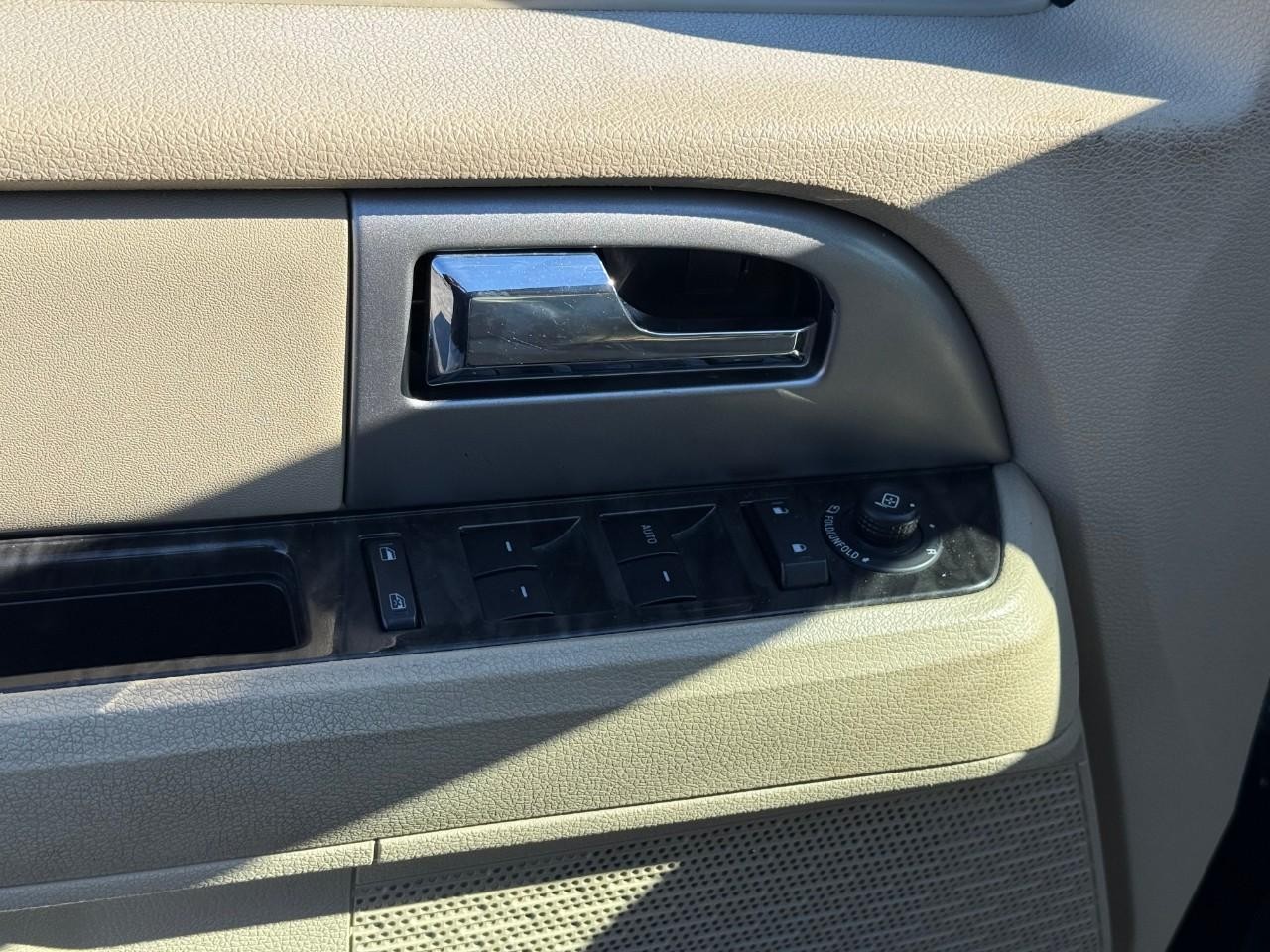 Ford Expedition EL Vehicle Full-screen Gallery Image 11