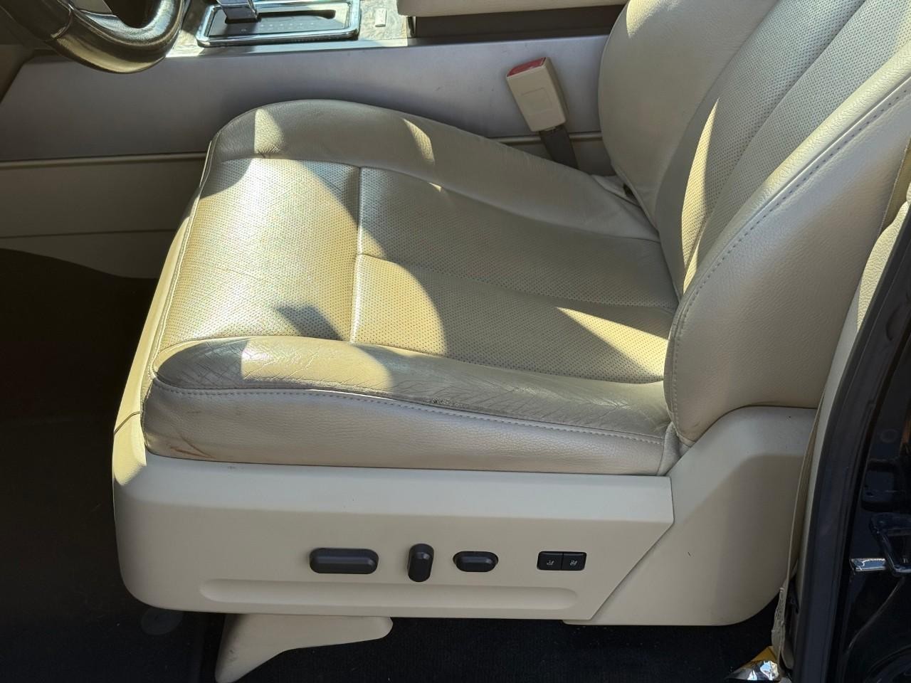 Ford Expedition EL Vehicle Full-screen Gallery Image 12