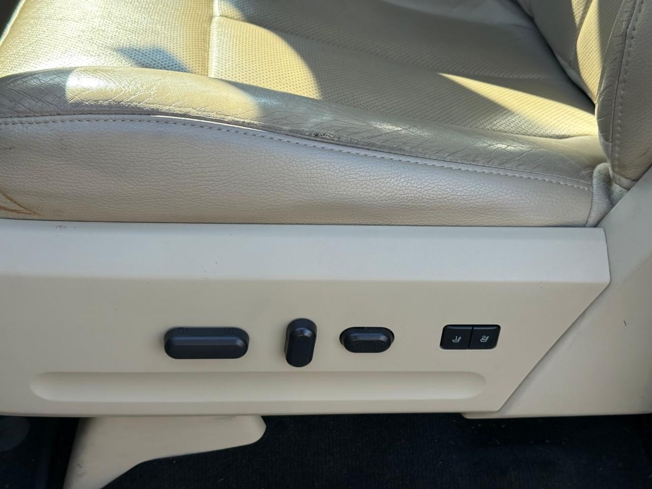 Ford Expedition EL Vehicle Full-screen Gallery Image 13