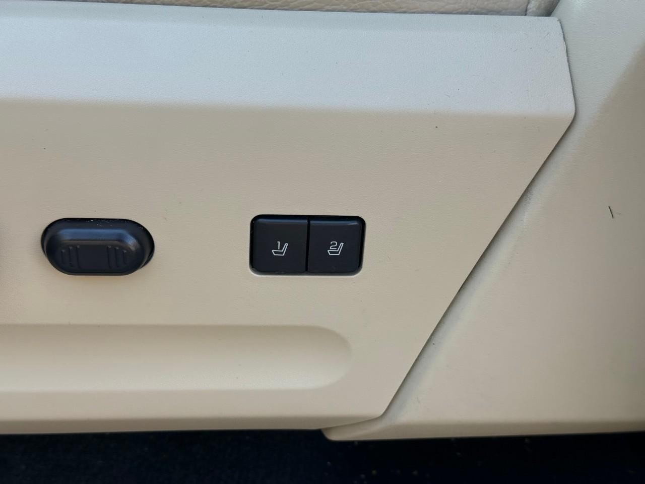 Ford Expedition EL Vehicle Full-screen Gallery Image 14