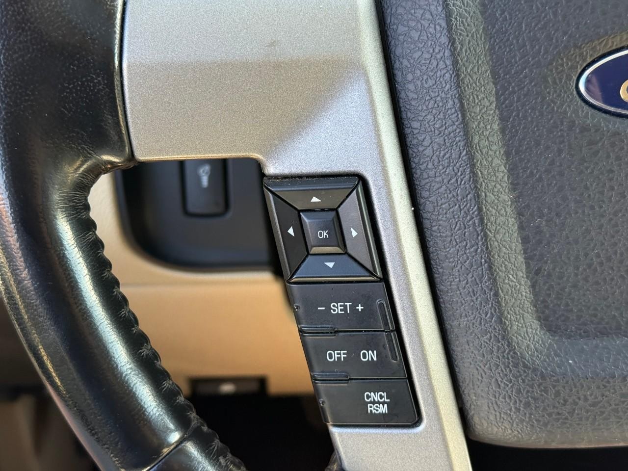 Ford Expedition EL Vehicle Full-screen Gallery Image 15