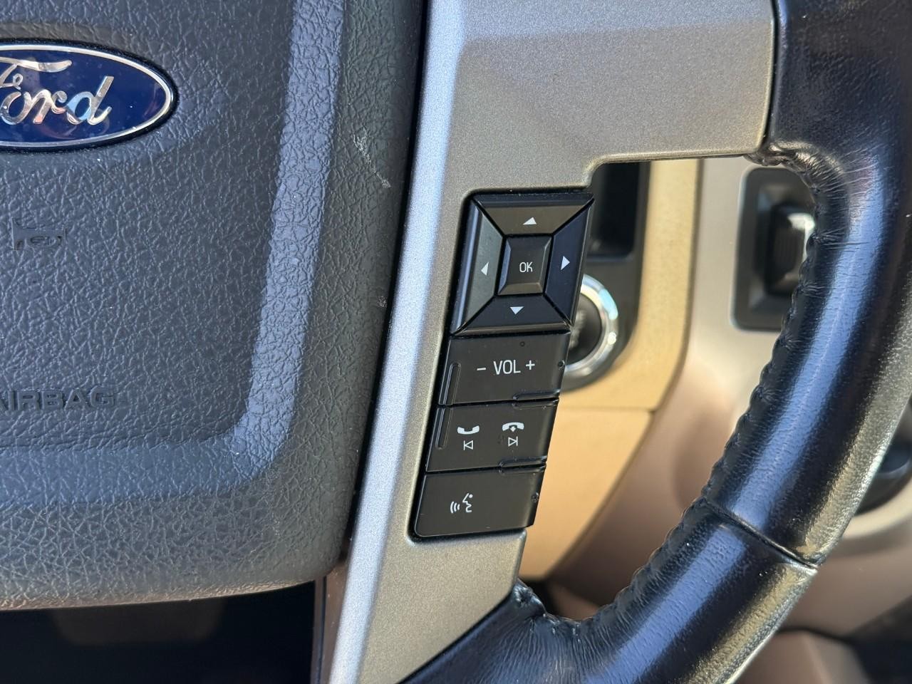 Ford Expedition EL Vehicle Full-screen Gallery Image 16