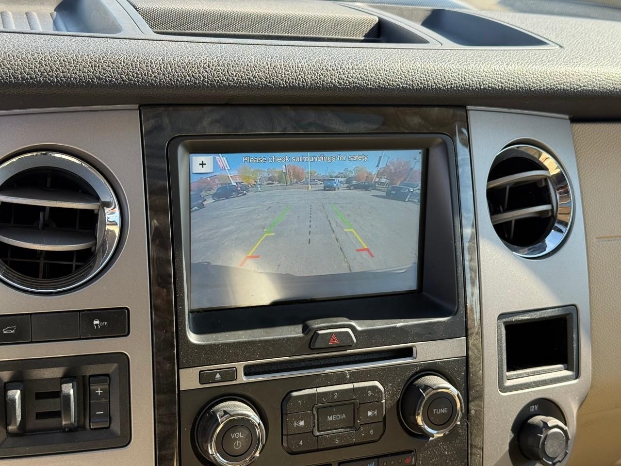 Ford Expedition EL Vehicle Full-screen Gallery Image 19