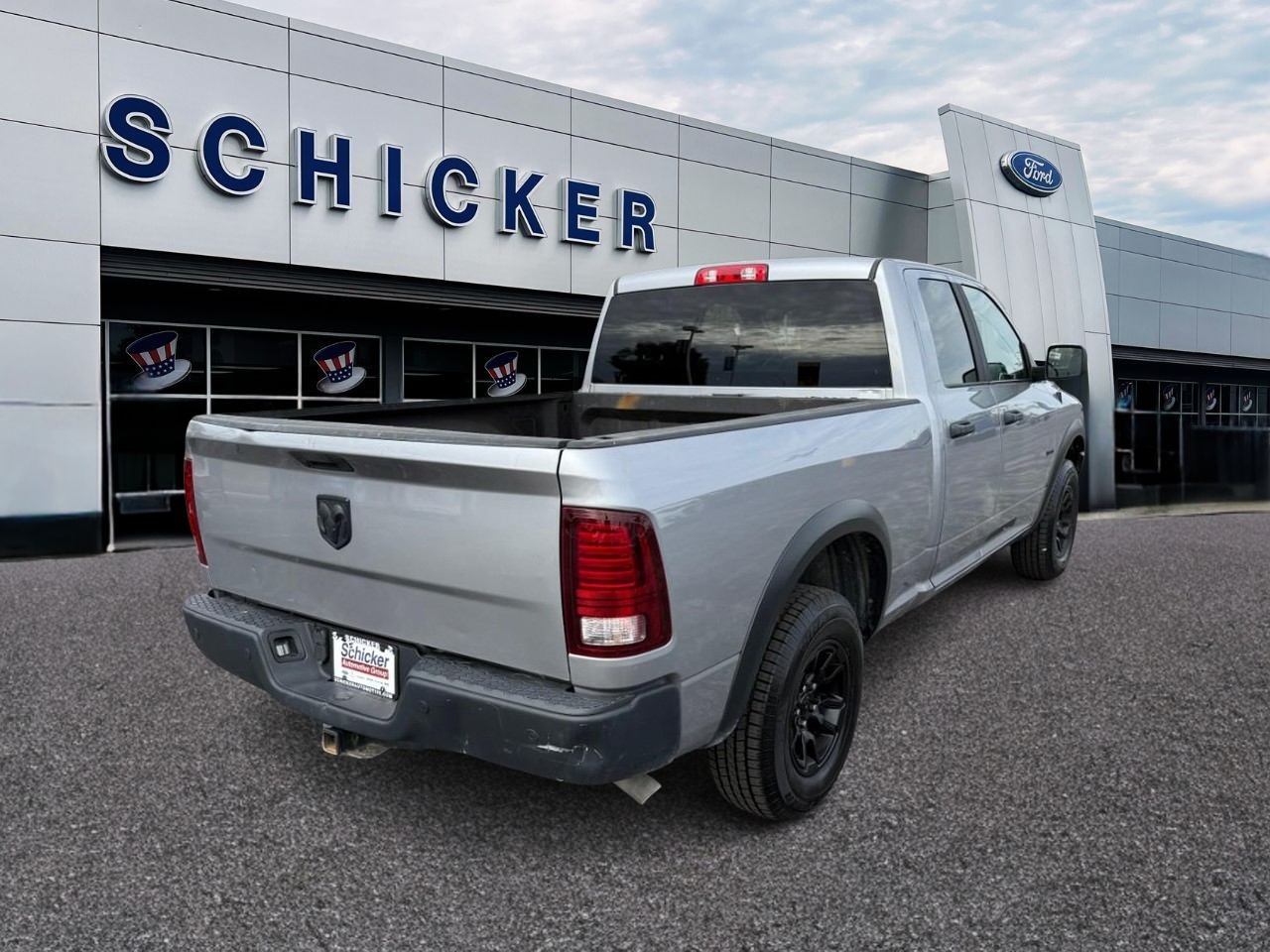 Ram 1500 Classic Vehicle Full-screen Gallery Image 02