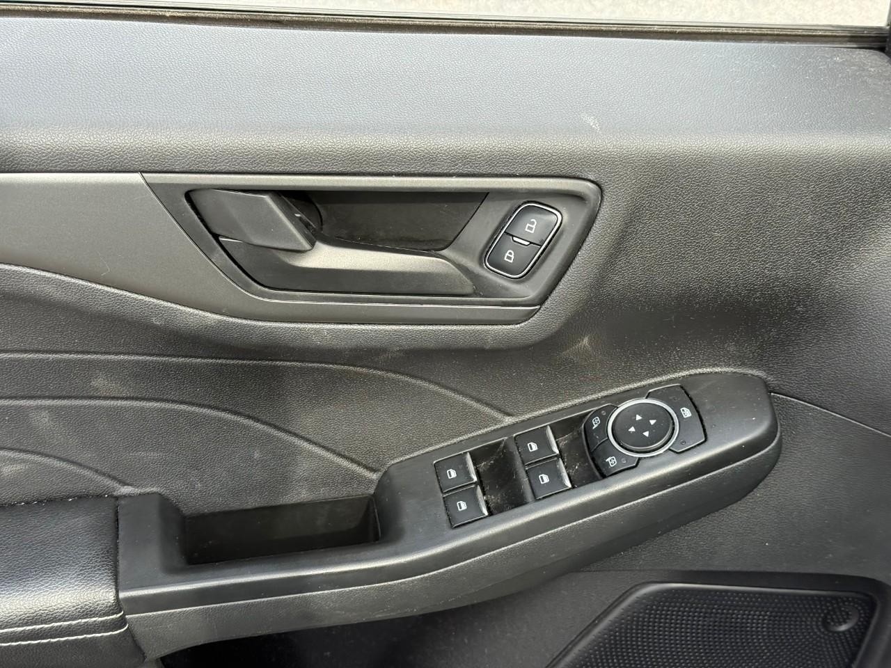 Ford Escape Vehicle Full-screen Gallery Image 12