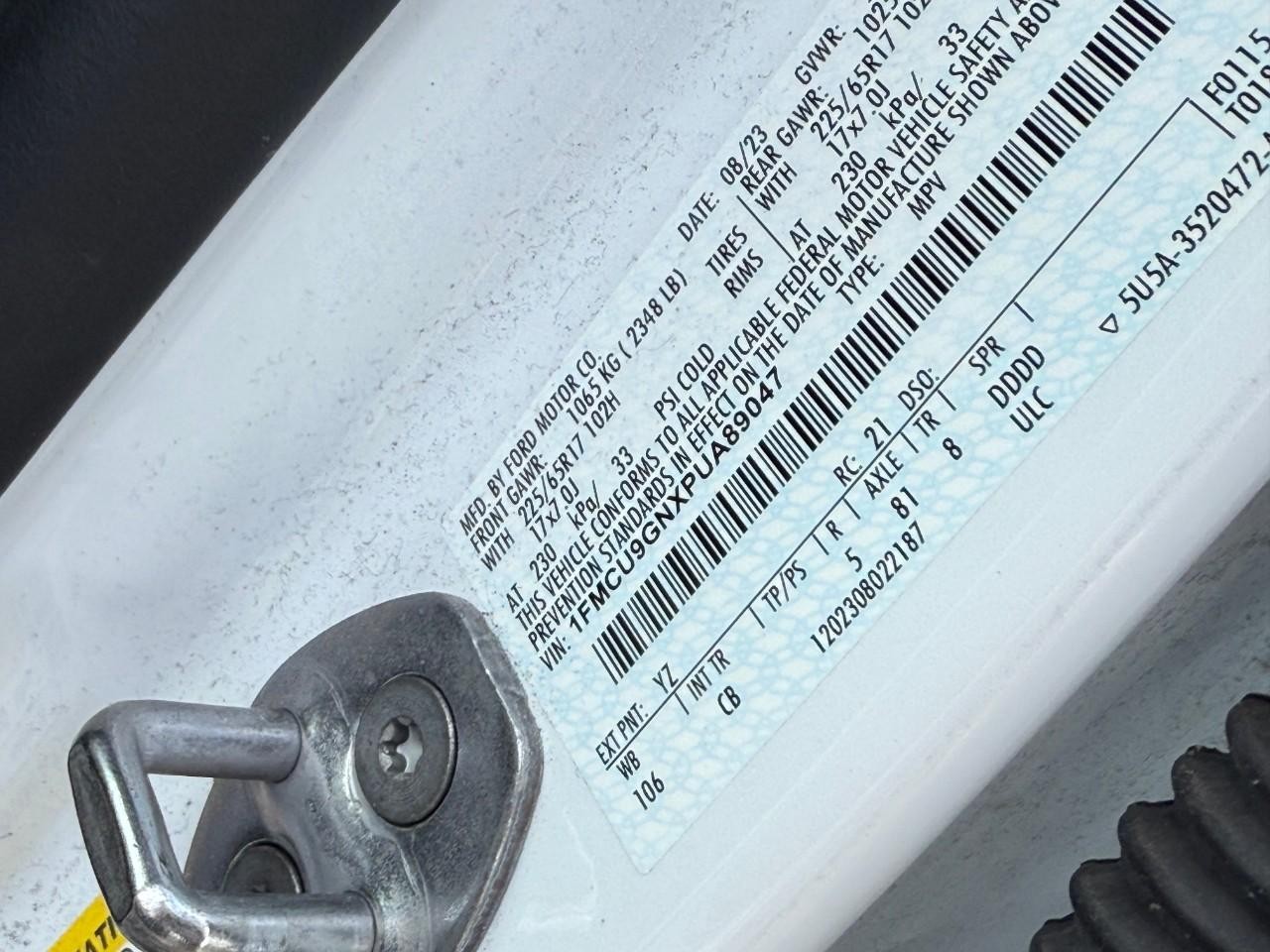 Ford Escape Vehicle Full-screen Gallery Image 22