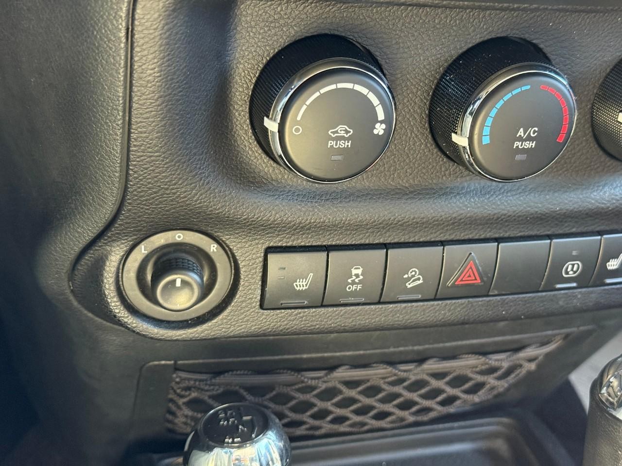 Jeep Wrangler JK Vehicle Full-screen Gallery Image 12