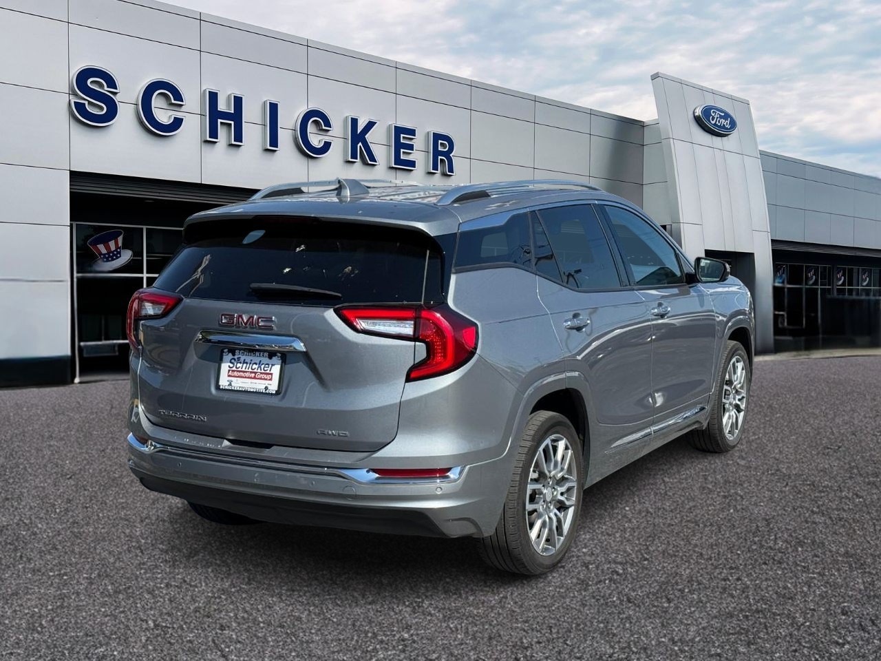 GMC Terrain Vehicle Full-screen Gallery Image 02