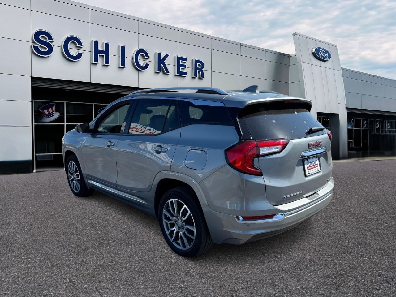 GMC Terrain Vehicle Full-screen Gallery Image 03