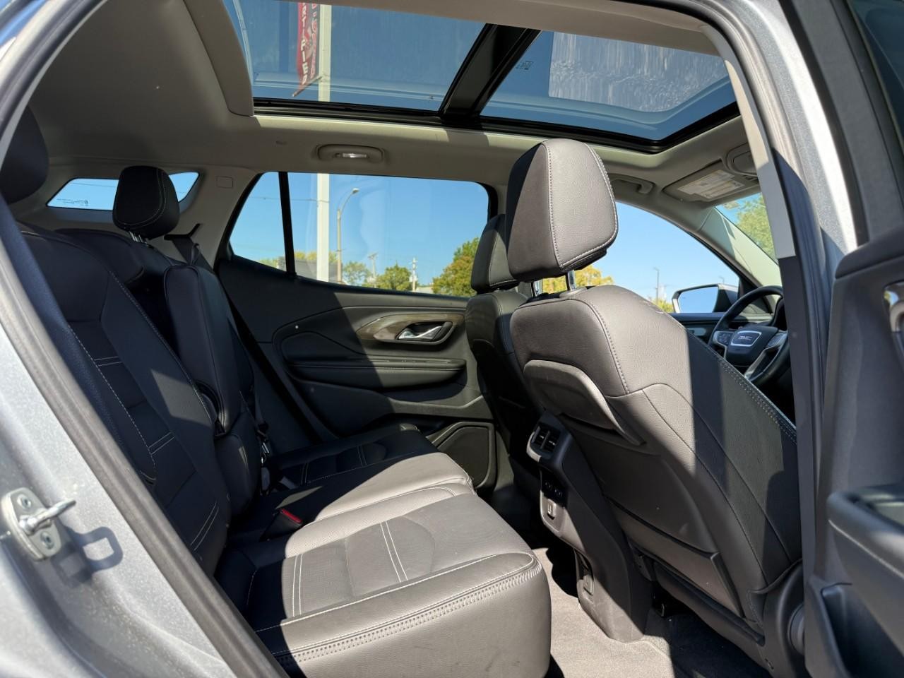 GMC Terrain Vehicle Full-screen Gallery Image 05