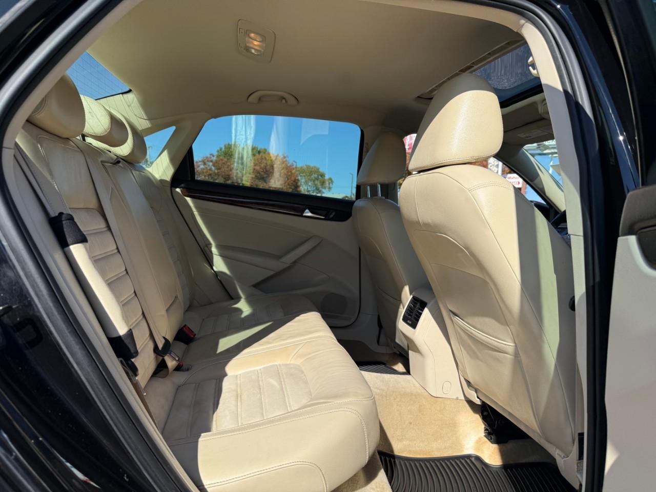 Volkswagen Passat Vehicle Full-screen Gallery Image 05