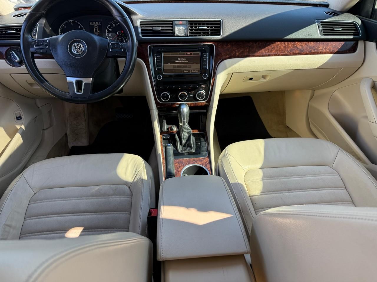 Volkswagen Passat Vehicle Full-screen Gallery Image 06